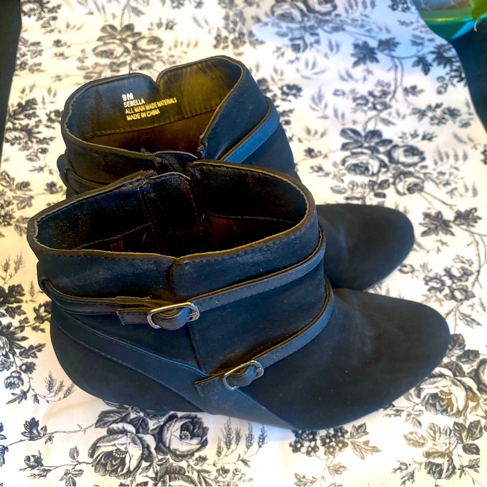 Black heeled boots